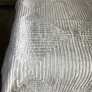 Z Gallerie Shimmering white Glam Quilted Bedspread Queen